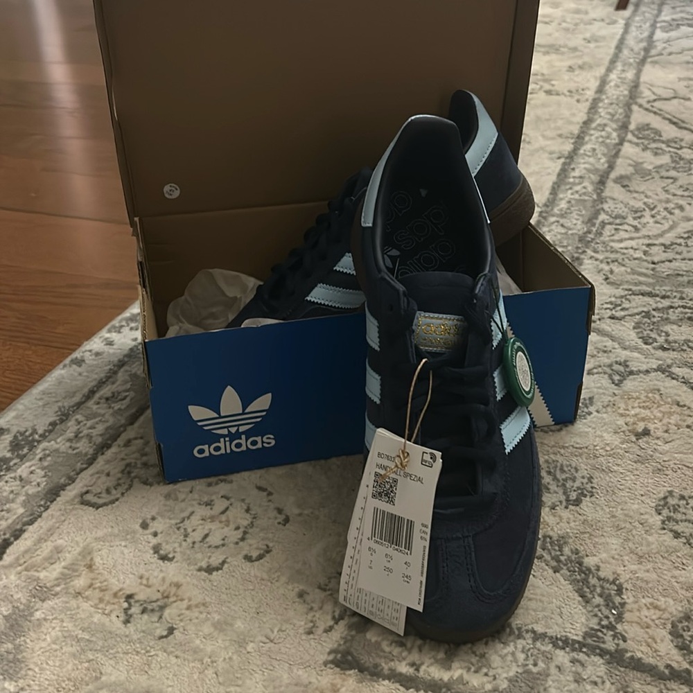 New with tag Adidas Handball Spezial size M7/W8 Navy Gum